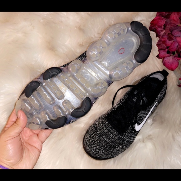 NIKE Vapormax Flyknit Black and White Sneaker - Picture 7 of 8